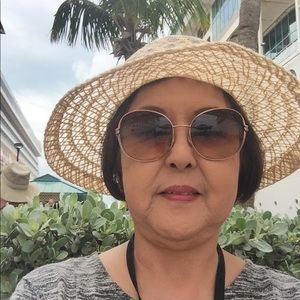 Meet your Posher, Cynthia. Welcome to my closet.